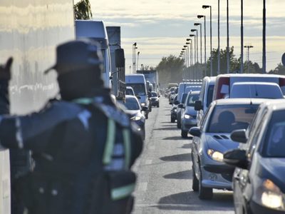 Neuquén: largas filas en los puentes para ingresar