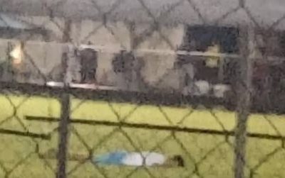 Mujer armada irrumpe en cancha de futbol en Tecpan; mata a presunto narco y a uno de sus escoltas