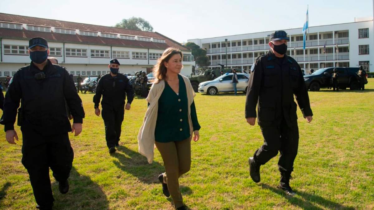 La ministra de Seguridad, Sabina Frederic, junto a fuerzas federales. Fuente: (Twitter)