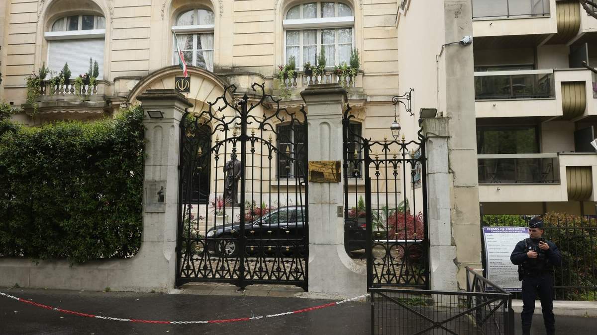 Un policía frente al consulado de Irán en París