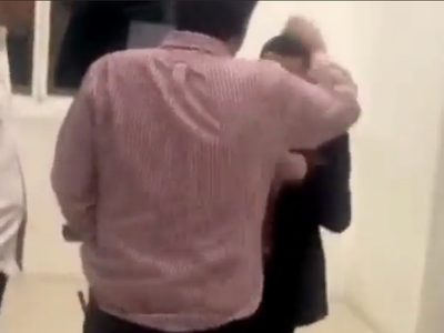 Dueño de restaurante insulta, agrede y humilla a guardia del WTC (Video)