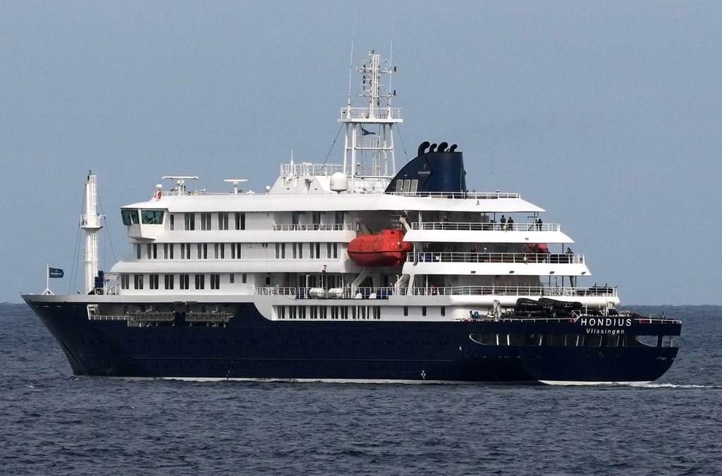 El crucero MV Hondius sale de puerto en Praia, Cabo Verde, el miércoles 6 de mayo de 2026