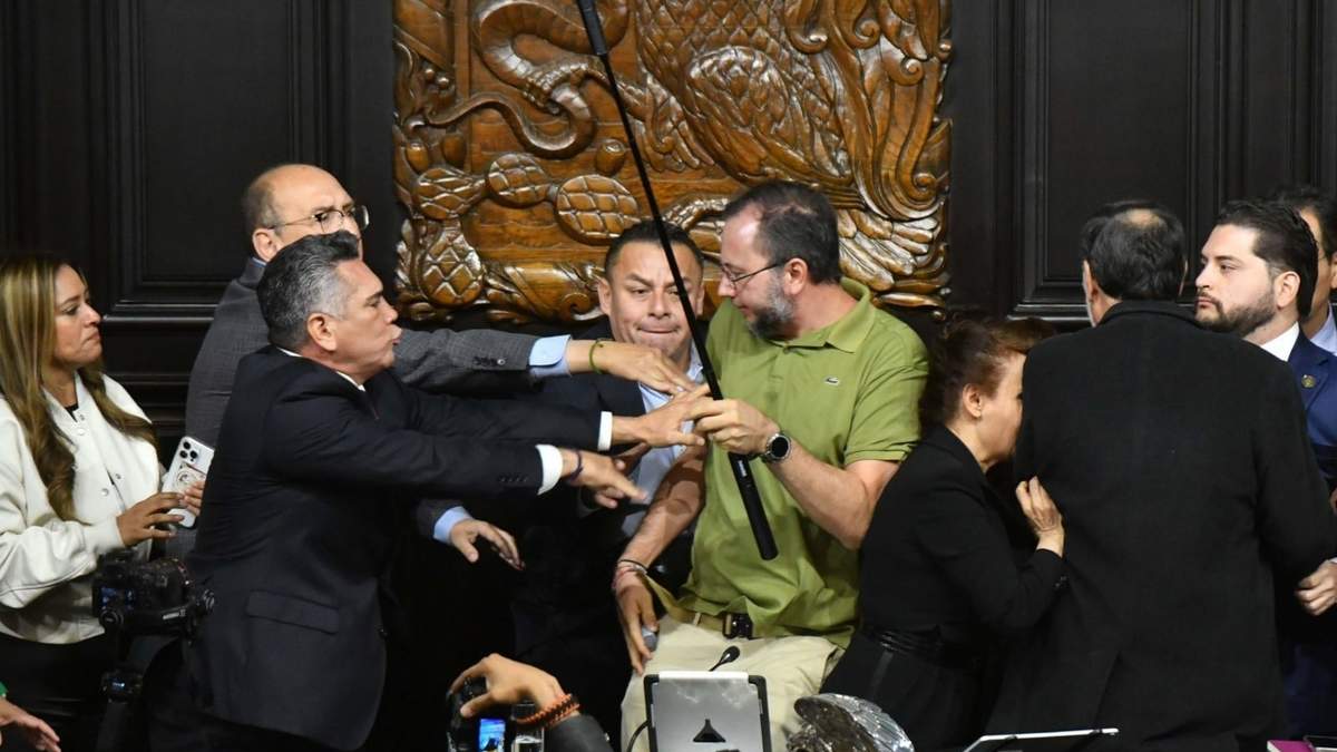 Emiliano González, de verde, durante la gresca en la Mesa Directiva del Senado