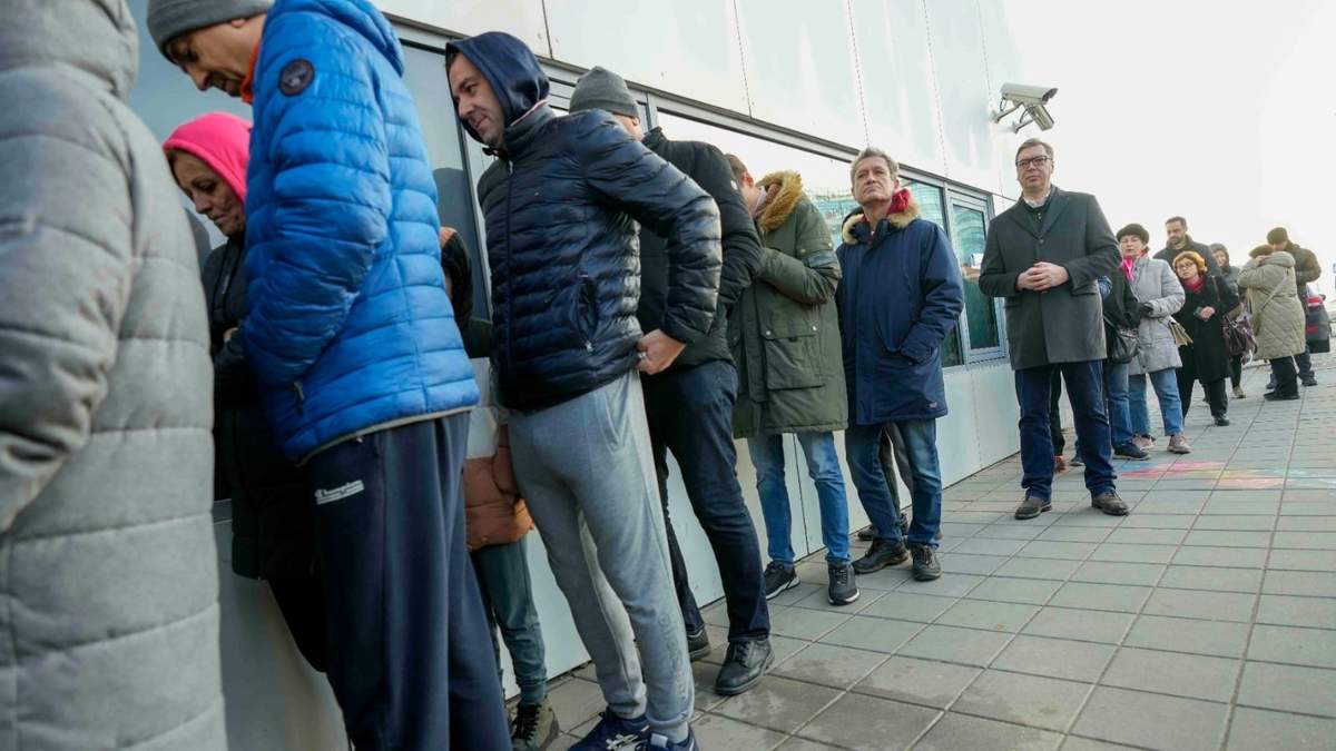Fila de electores para las elecciones en Serbia