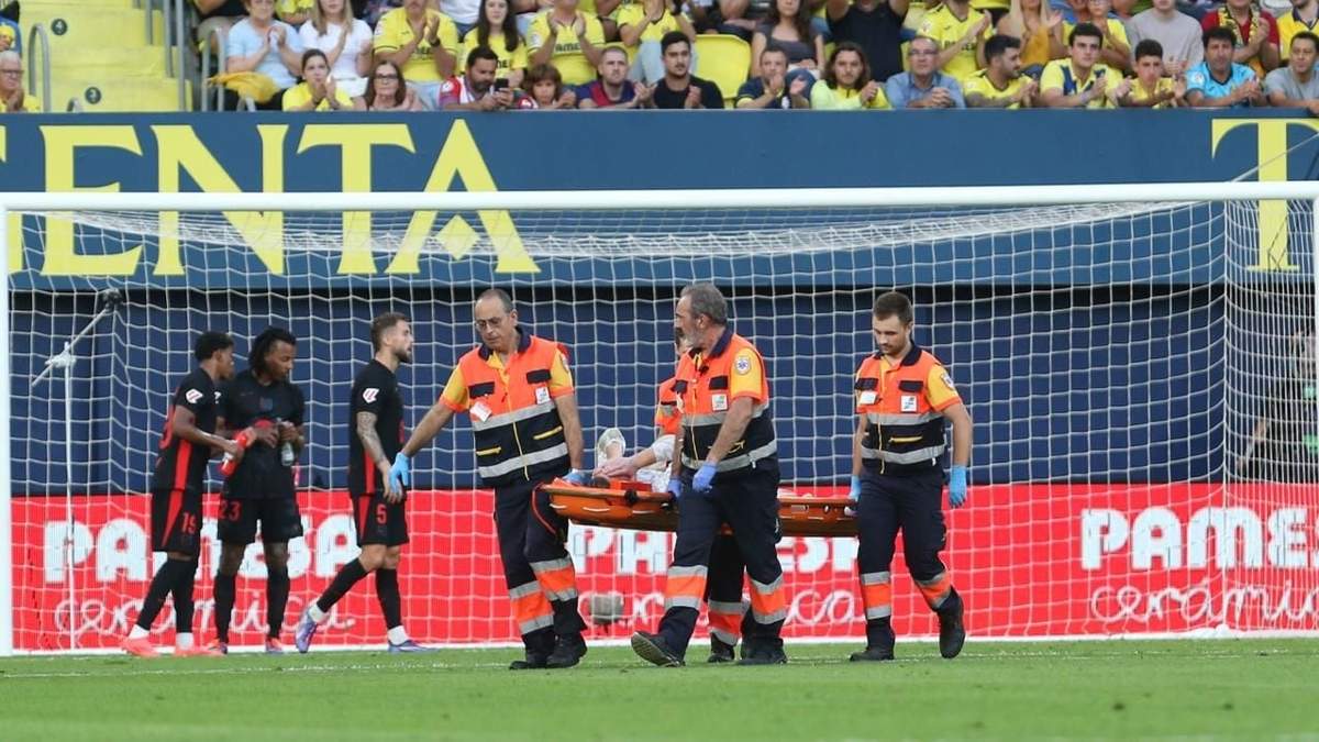 El arquero del Barcelona Marc-Andre ter Stegen sale en camilla tras lesionarse ante Villarreal en la Liga española, el domingo 22 de septiembre de 2024