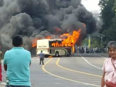 Enfrentamiento deja dos muertos, un bloqueo carretero y la quema de unidades en Michoacán