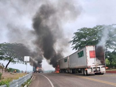 Encapuchados interceptan e incendian dos camiones de carga en Venustiano Carranza, Chiapas (video)
