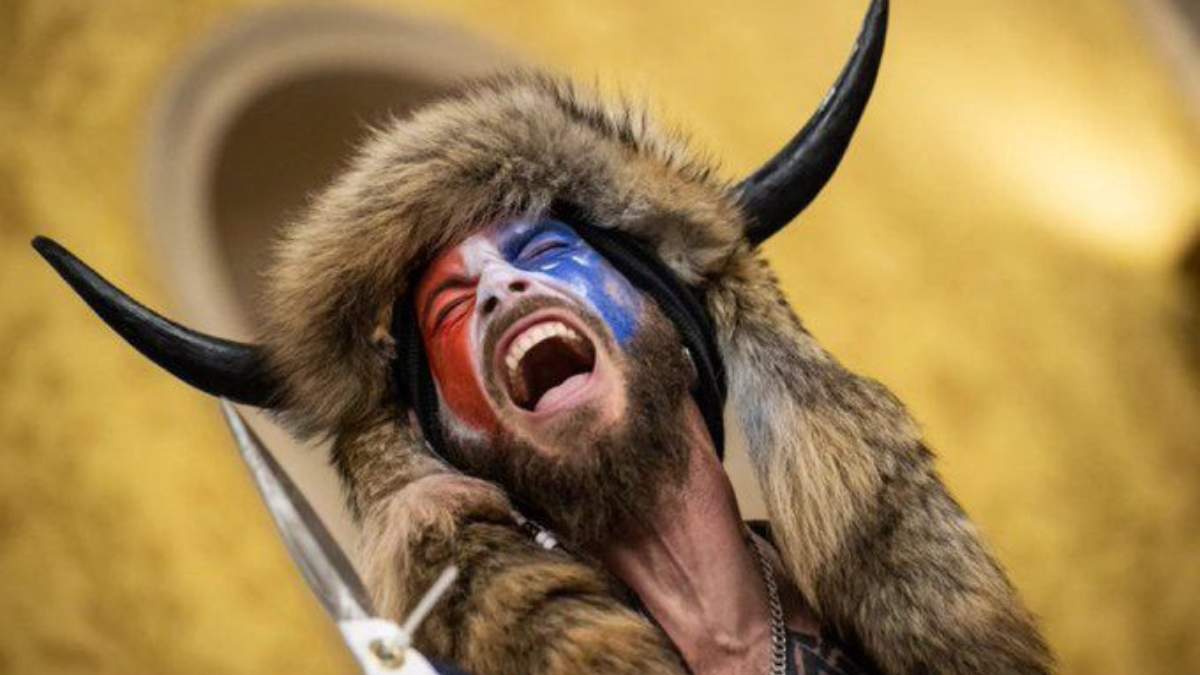 Jacob Chansley, conocido como el "Chamán de QAnon"
