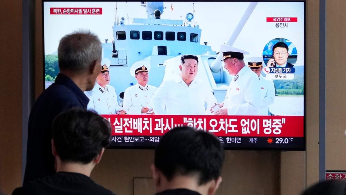 Una pantalla muestra una imagen de Kim Jong Un durante un noticiero