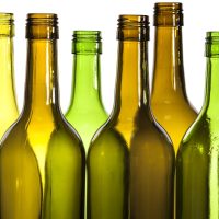 No tires las botellas vacías de vino y usalas para tus plantas de esta original forma