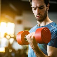 Sin necesidad de pagar un gym: los ejercicios que tenés que realizar en casa para tener unos bíceps de acero