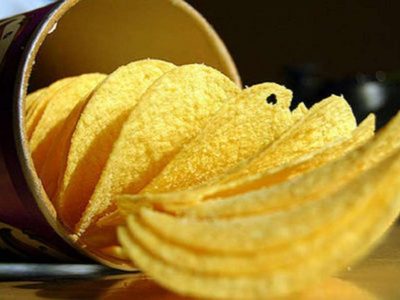 No tires la lata de papas fritas o Pringles: creá este fabuloso portavelas con una onda hindú