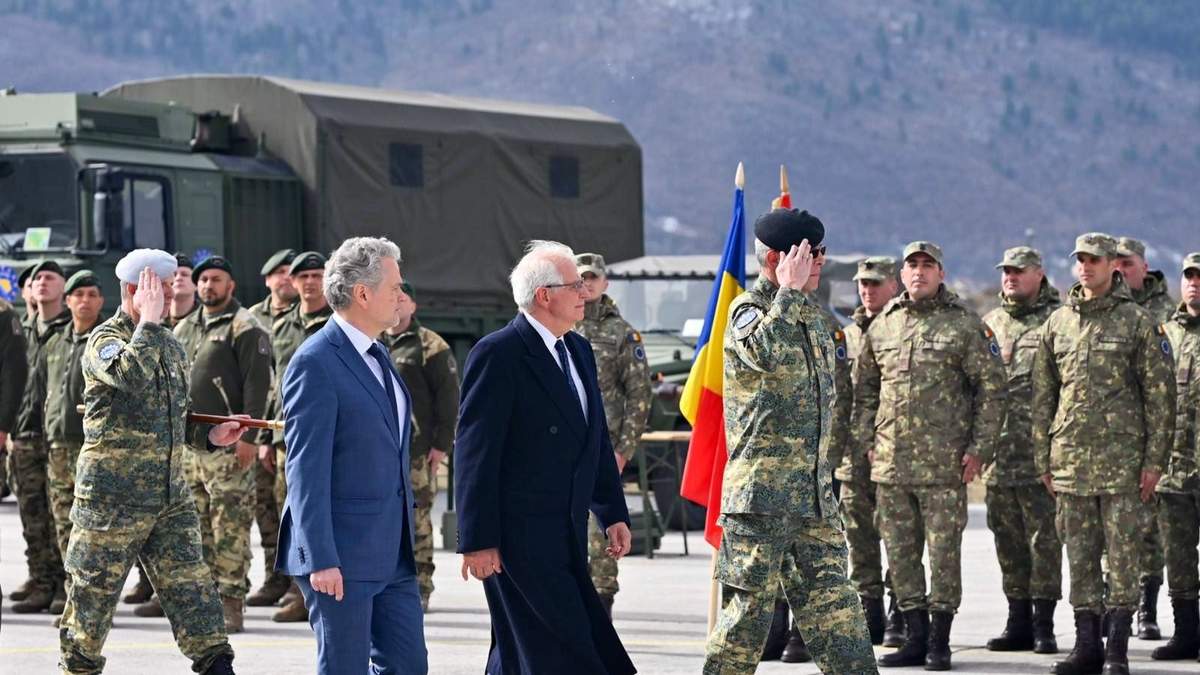 Al centro, el Alto Representante de la UE para Política Exterior, Josep Borrell