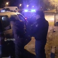 No quisieron pagar el taxi y los detuvieron por tener pedido de captura