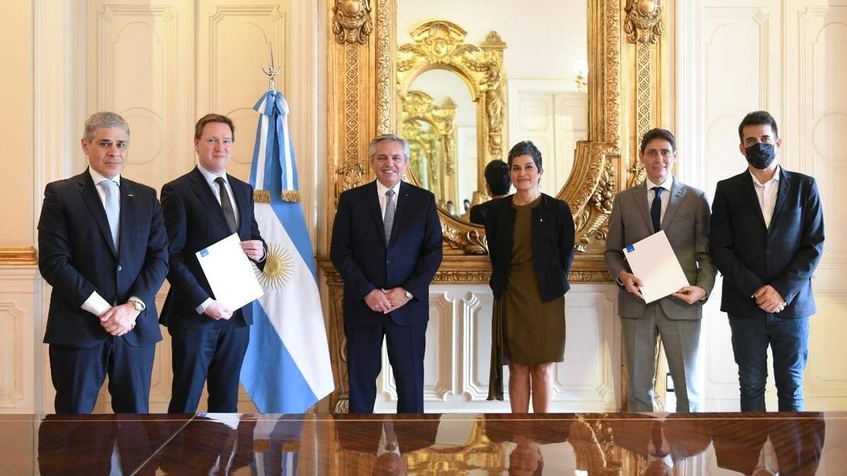 Alberto Fernández junto a las autoridades de YPF y Equinor. Fuente: (Twitter)