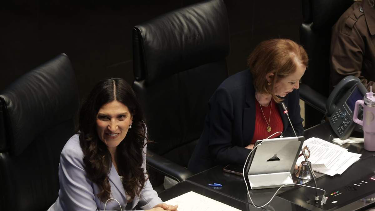 Kenia López Rabadán y Laura Itzel Castillo en la sesión de la Permanente