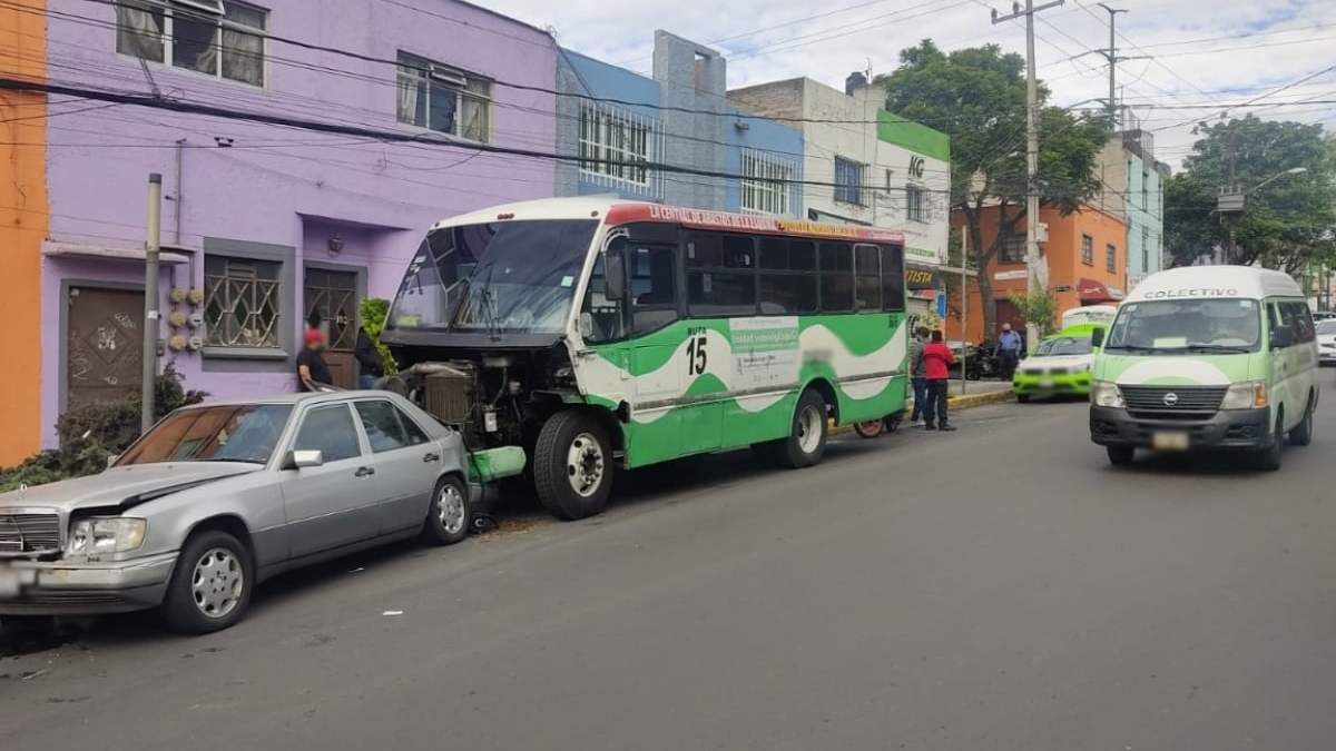 El autobús de pasajeros de la ruta 15 que se accidentó