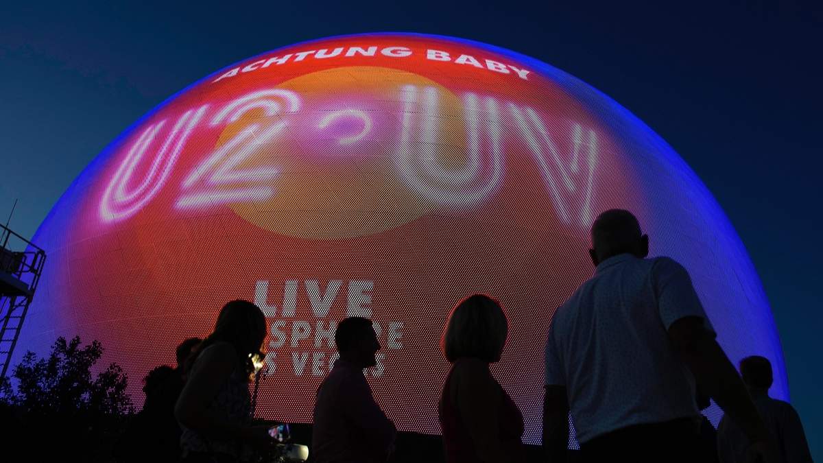 Personas llegan a la inauguración del foro Sphere con el primer concierto de U2