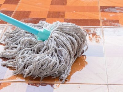 Con solo 5 ingredientes, prepará este limpiador multiuso para tu hogar y no gastés fortuna en productos
