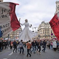 Las multitudinarias manifestaciones que Macron no ve ni escucha