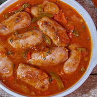 Chorizo a la pomarola: la receta de las abuelas buena, bonita y barata, perfecta para los días de frío