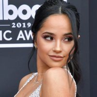 Becky G desborda de alegría en el escenario de los Premio Lo Nuestro ¿Pasada de copas?