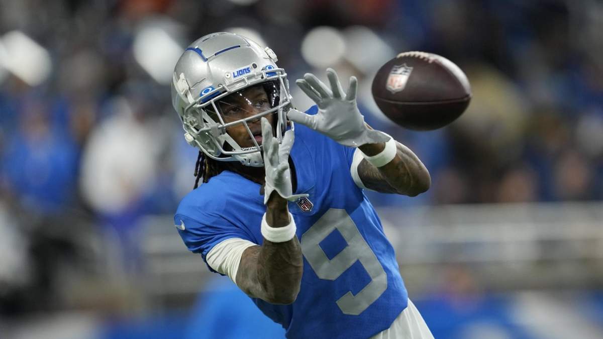 Jameson Williams de Lions de Detroit antes del partido ante los Bears de Chicago
