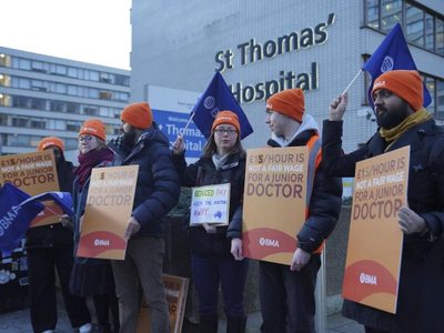 Miles de médicos inician huelga de seis días en Gran Bretaña