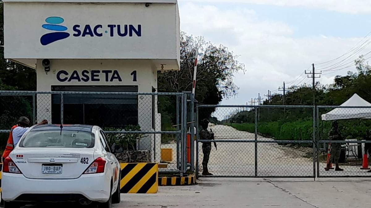 Fuerzas armadas en la entrada a Calica, en Playa del Carmen