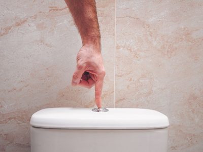 Por esta insólita razón debes bajar la tapa del inodoro antes de apretar el botón de descarga para mantener limpio tu baño
