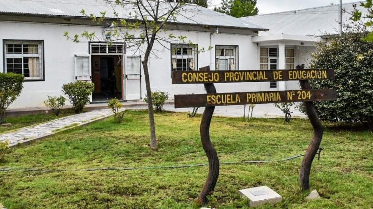 A causa de una pérdida de gas, las autoridades de la Escuela Primaria N°204, de Centenario, decidieron suspender las clases. Foto de archivo.
