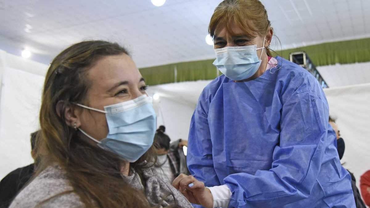 Aplicación de vacunas contra el coronavirus. Fuente: (Twitter)