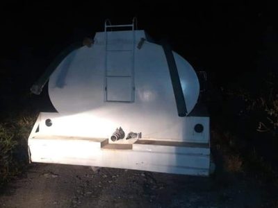 Pobladores intentan recuperar pipa cargada con huachicol en Hidalgo