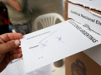 Campaña polémica: un diputado libertario sortea vinos a cambio de revelar corrupción