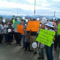 Bloquean vía federal para exigir la aparición de 17 personas en Arcelia, Guerrero