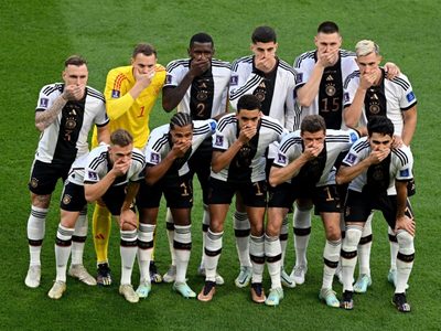 Qatar: Futbolistas de Alemania se tapan la boca por prohibición de FIFA de llevar brazalete LGBT