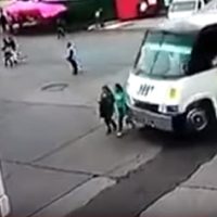 Camión de transporte público embiste a dos mujeres en Pantitlán; una murió (video)