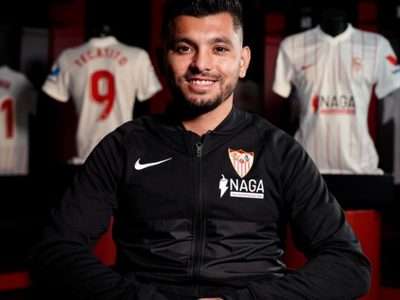 “Tecatito” Corona es presentado con el Sevilla