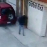 Graban en video a sujeto que colocó un explosivo en una casa en Puebla