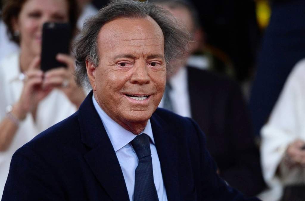 Julio Iglesias en la ceremonia para develar su estrella en San Juan, Puerto Rico, el 29 de septiembre del 2016