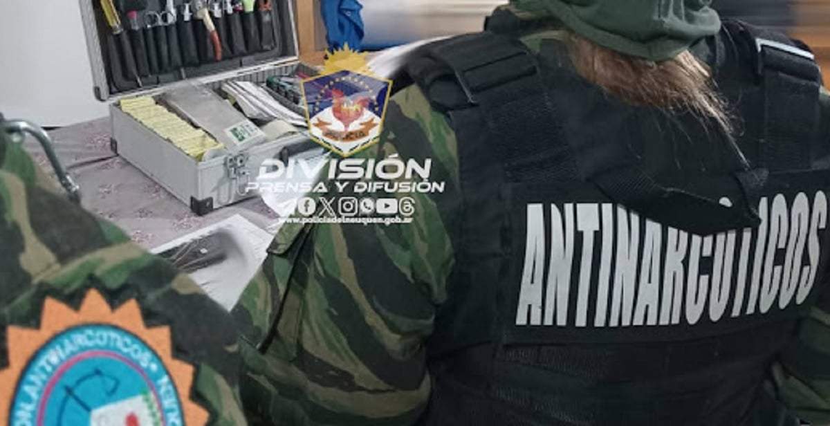 Policías de la división Antinarcóticos de Cutral Co desarrollaron los allanamientos. Fuente: (La Voz del Neuquén)