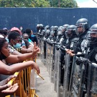 Migrantes haitianos protestan afuera de la delegación del INM en Tapachula