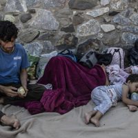 Cinco migrantes detenidos por incendio en campo de refugiados