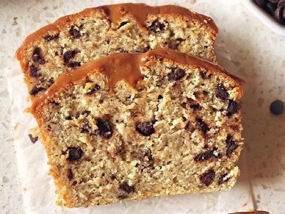 Budín de banana con chips de chocolate: preparalo con esta técnica de la cuchara sopera y verás cómo te queda de rico