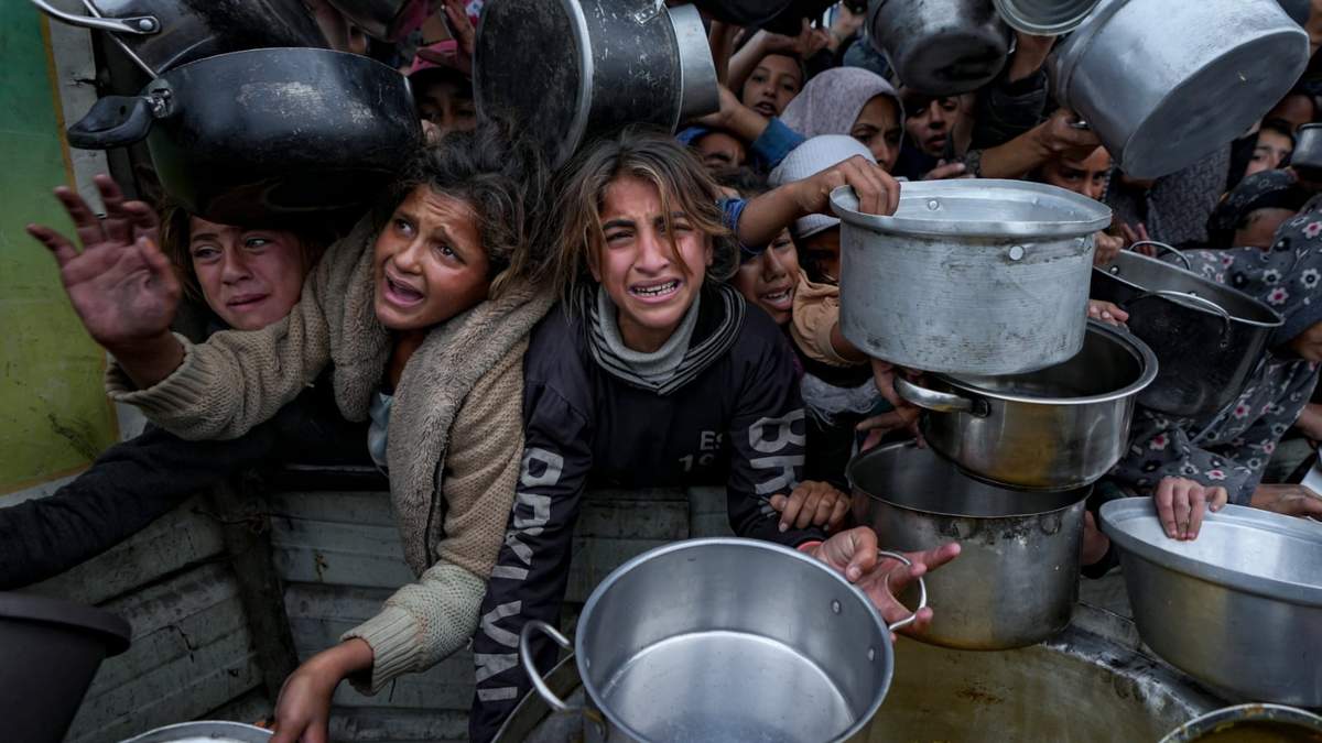 Mujeres y niñas palestinas esperando por comida en Jan Yunis, Franja de Gaza