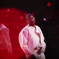 Usher rinde homenaje a Michael Jackson en el medio tiempo del Super Bowl