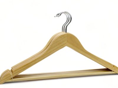Si tenés un montón de perchas de madera viejas, no las tires, hacé este canasto para la ropa sucia en minutos