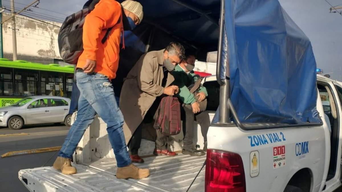 Personal de Tránsito brinda apoyo para trasladar a pasajeros afectados