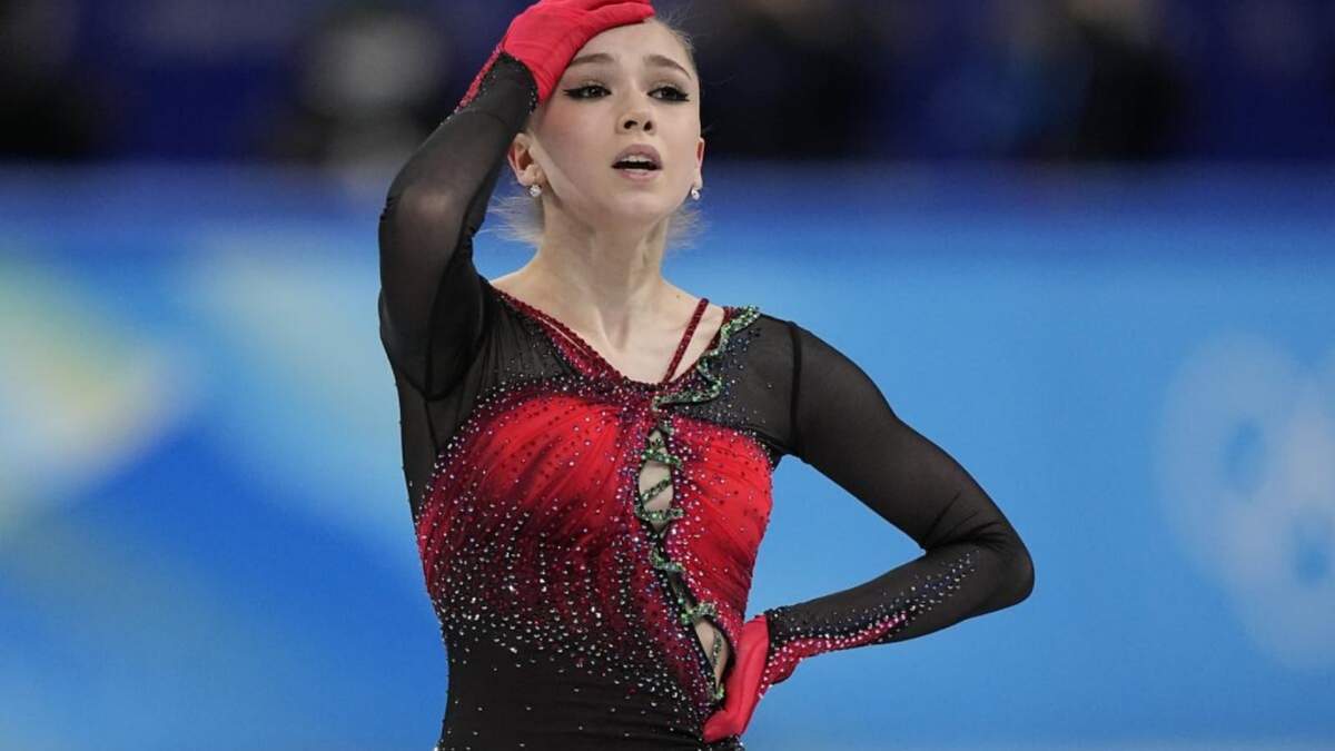 Kamila Valieva durante el concurso libre de equipos de patinaje artístico en los Juegos Olímpicos de Invierno 2022, el lunes 7 de febrero de 2022, en Beijing