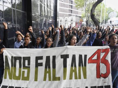 Por los 43, plantón en la FGR, visita al ITAM y críticas a la 'verdad histórica”